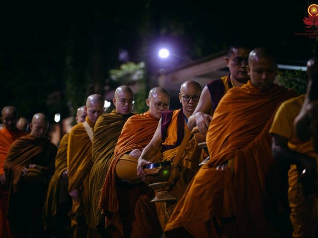 พระนานาชาติออกบิณฑบาตครั้งแรกที่วัดมเหยงคณ์